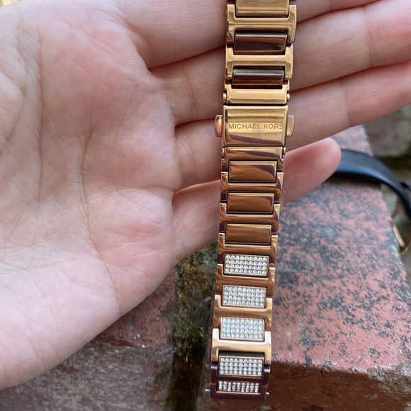 Michael Kors Rose Gold Watch - Picture 4 of 7